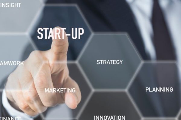 teaser per startup, dito di imprenditore indica nuvola di parole