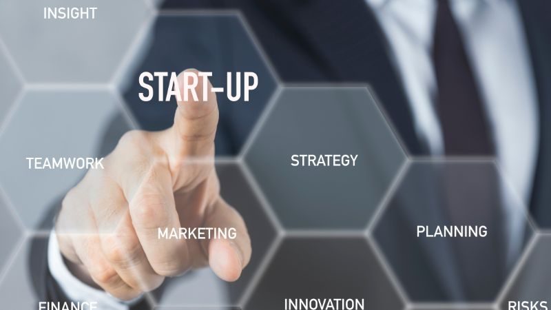 teaser per startup, dito di imprenditore indica nuvola di parole